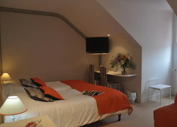 Logis Hotels Auberge Du Centre Chateaux de la Loire